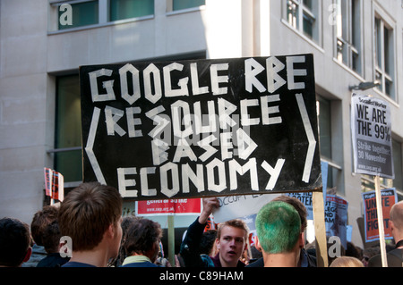 Occupy London. Un groupe de manifestants tentent d'atteindre la Bourse, l'un a un écriteau disant économie fondée sur les ressources Internet fourni par Google. Banque D'Images