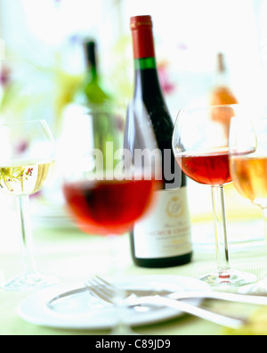 Bouteilles et verres de vin rouge et rosé Banque D'Images