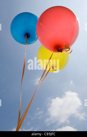 Germany, Bavaria, trois ballons colorés dans le ciel bleu Banque D'Images