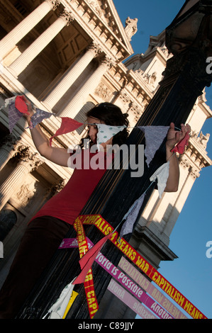 Occupy London. Partie de protestation mondiale et des rassemblements à l'échelle mondiale contre les banques et le système économique actuel. La mise en place des banderoles. Banque D'Images