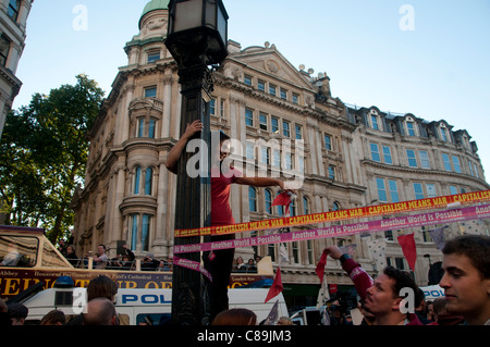 Occupy London. Partie de protestation mondiale et des rassemblements à l'échelle mondiale contre les banques et le système économique actuel. La mise en place des banderoles. Banque D'Images