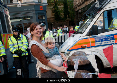 Occupy London. Partie de protestation mondiale et des rassemblements à l'échelle mondiale contre les banques et le système économique actuel. La mise en place des banderoles. Banque D'Images