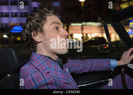 Allemagne, Hambourg, l'Homme conduisant la voiture cabriolet classique de nuit Banque D'Images