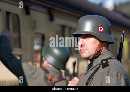 1940, l'armée de guerre allemands à 'Le' Visham ou Levisham le 15 octobre 16, 2011. Des soldats en costume et la Deuxième Guerre mondiale, la seconde guerre mondiale, la seconde guerre mondiale, LA DEUXIÈME GUERRE MONDIALE, WW2 de reconstitution historique à la centrale nucléaire Pickering-guerre et de guerre, week-end, North Yorkshire, UK Banque D'Images