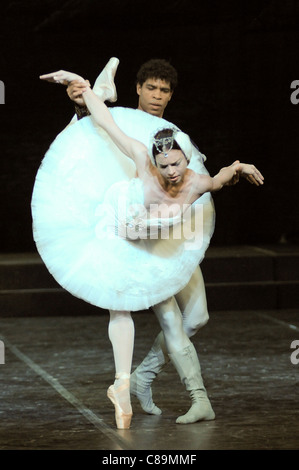 Danseuse de ballet au lac Swan, appuyez sur Appeler 2010 Banque D'Images