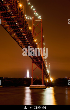 L'Europe, Portugal, Lisbonne, vue du Tage avec pont suspendu dans la nuit Banque D'Images