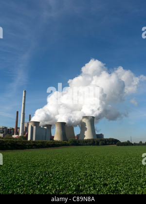 Les tours de refroidissement à Neurath brown thermique au charbon en Rhénanie du Nord-Westphalie en Allemagne Banque D'Images