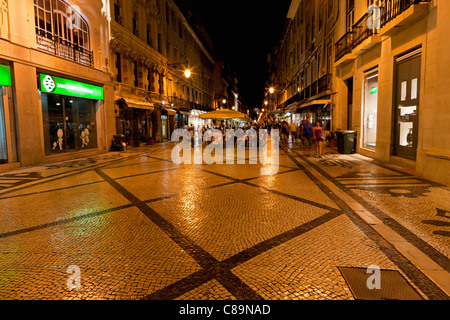 L'Europe, Portugal, Lisbonne, la Baixa, vue de la rue Augusta road avec ses boutiques et des piétons dans la nuit Banque D'Images