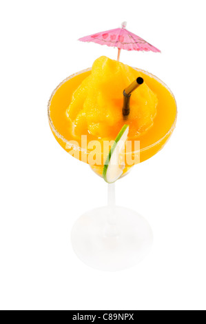 Frozen daiquiri mangue margarita avec de la chaux et paille noir parapluie rose isolé sur fond blanc Banque D'Images