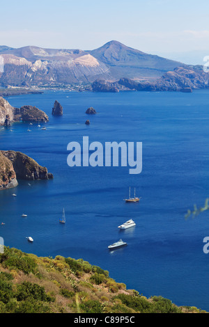 Quattrocchi marins : vue sur l'île de Vulcano, l'île de Lipari Banque D'Images