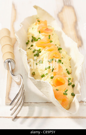 Oeufs brouillés au saumon fumé et ciboulette Banque D'Images