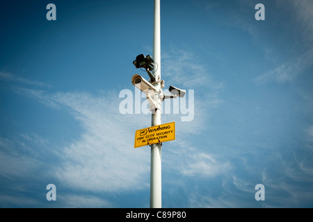 Les caméras de surveillance CCTV sur perche Banque D'Images