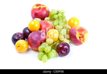 Fresh fruits d'été (nectarines, raisins, prunes jaunes et noires) isolated on white Banque D'Images