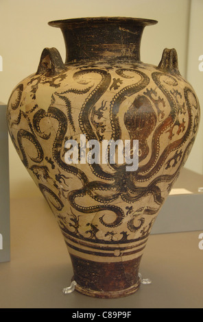 L'art mycénien de la Crète. Vase avec décoration zoomorphe basée sur trois grandes pieuvres. Banque D'Images