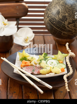 Salade thaï avec des pommes de terre Ratte du Touquet Banque D'Images