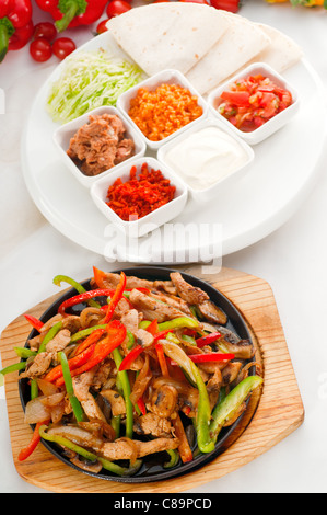 Fajita sizzling original tabagisme chaud servi sur plaque de fer et des légumes frais sur background, plus délicieuse cuisine PORTFOLIO Banque D'Images