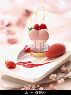 En forme de coeur, avec macaron rose les fruits d'été St-valentin Banque D'Images