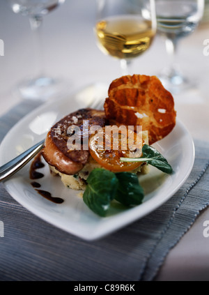 Foie gras de canard aux agrumes confits,purée de pommes de terre avec du beurre Banque D'Images