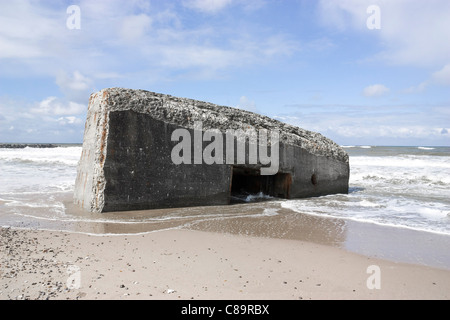 Le Danemark, l'Vrist, vue de la seconde guerre mondiale bunker sur la plage Banque D'Images