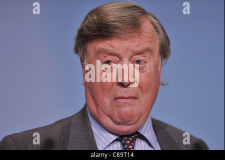 La secrétaire d'Etat à la justice, Kenneth Clarke, prend la parole lors d'une conférence. Banque D'Images