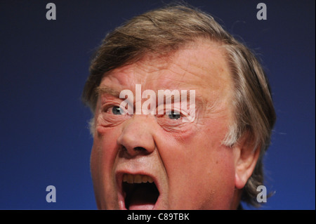 La secrétaire d'Etat à la justice, Kenneth Clarke, prend la parole lors d'une conférence. Banque D'Images