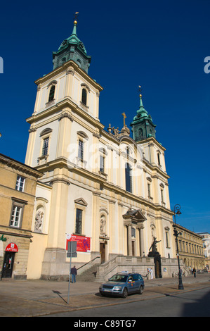 Église de la Sainte Croix le long de la rue Krakowskie Przedmiescie centre de Varsovie Pologne Europe Banque D'Images
