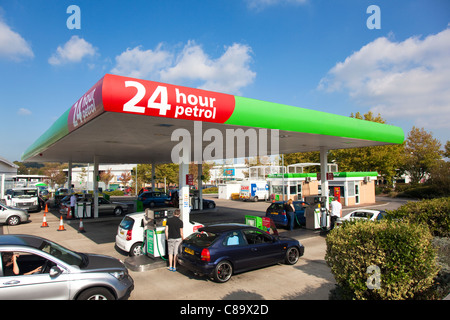 L'Asda 24h/24 station de carburant du moteur à entraînement par l'intermédiaire de kiosques et de carte bancaire uniquement les pompes, Kent, UK Banque D'Images