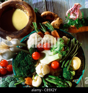 L'huile d'olive et ail aïoli sauce avec des légumes de printemps Banque D'Images