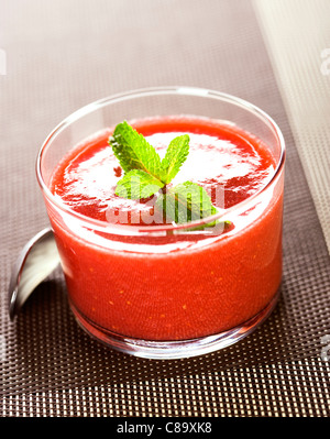 Soupe de fraises à la menthe fraîche Banque D'Images