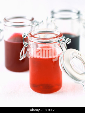 Fraise, framboise et cassis en gelée dans des pots Banque D'Images