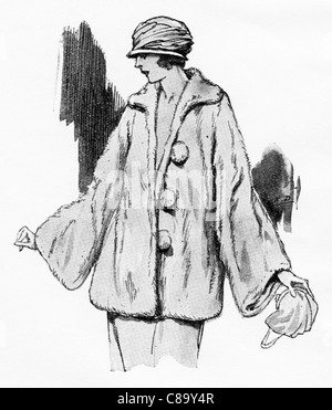 L'illustration de mode vers 1922. Manteau de fourrure de lapin mandchou blanc bordé de satin riche. Banque D'Images