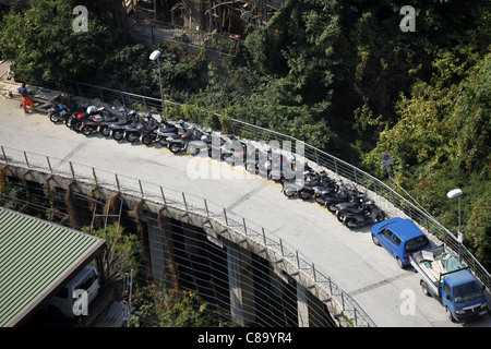 Ligne de SCOOTERS DE MOTEUR PRÈS DE POSITANO AMALFI DRIVE LE SUD DE L'ITALIE LE 16 SEPTEMBRE 2011 Banque D'Images