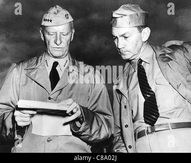 CHESTER NIMITZ (1885-1966) C-inC de la flotte américaine du Pacifique le 11 mai 1944 avec James Forrestal, Secrétaire général adjoint de la Marine Banque D'Images