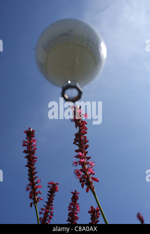 Torquay ballon HiFlyer s'élève au-dessus de la ville et la baie Banque D'Images