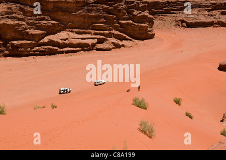 La conduite dans les dunes de sable au Wadi Rum en Jordanie Banque D'Images