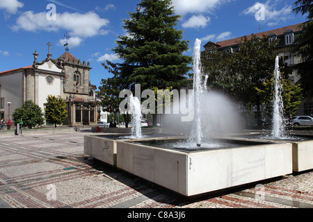 Fontaine sur la place de Santa Cruz à Braga, Portugal. Banque D'Images