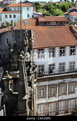 Sol carrelé toits et l'Arco da Porta Nova, la porte de la ville de Braga, Portugal. Banque D'Images