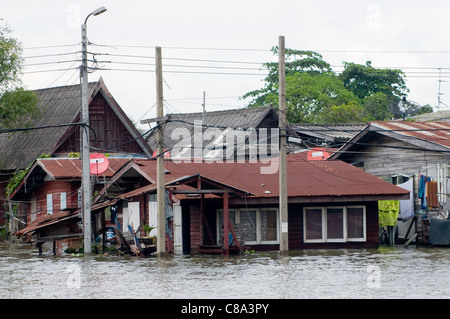 Maisons inondées le long d'un canal à Bangkok pendant la saison de la mousson. Banque D'Images