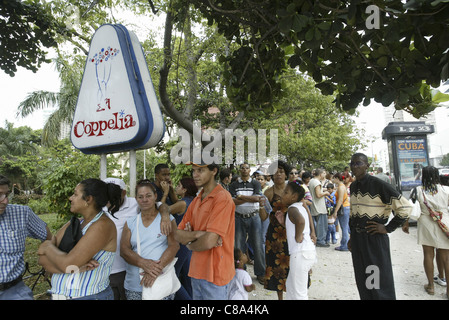 Les cubains en longue file d'attente pour entrer dans le magasin de crème glacée Coppélia à La Havane, Cuba Banque D'Images