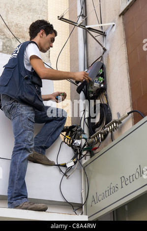 Fibre optique technicien installation d'internet à large bande dans un bâtiment résidentiel Banque D'Images