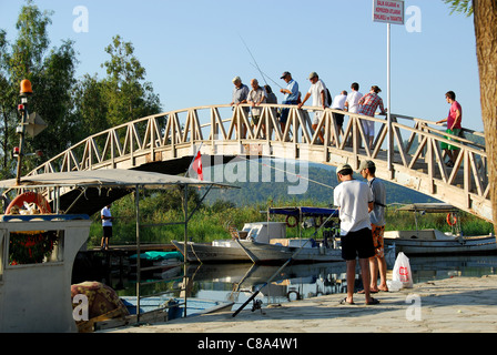 AKYAKA, Turquie. En bois d'une passerelle sur la rivière Azmak, reliant la ville avec la zone de conservation de Gokova. 2011. Banque D'Images