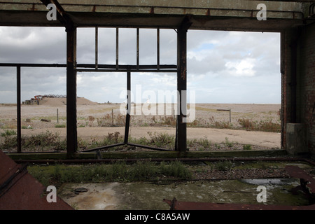 Vue du Laboratoire d'essai atomique, Orford Ness National Nature Reserve, sur le patrimoine du Suffolk Coast, East Anglia, Royaume-Uni Banque D'Images