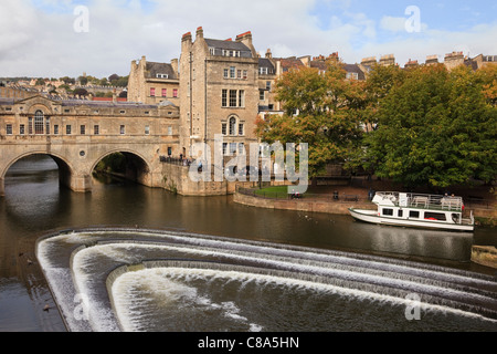 Le belette Horseshoe sur la rivière Avon par le pont Pulteney. Bath Somerset Angleterre Royaume-Uni Grande-Bretagne. Banque D'Images