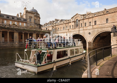 Les touristes sur une croisière en bateau sur la rivière Avon par Pont Pulteney Bath, Somerset, Angleterre, Royaume-Uni Grande-Bretagne Banque D'Images