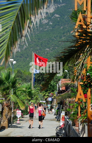 AKYAKA, Turquie. Une vue le long de la promenade de bord de mer. 2011. Banque D'Images