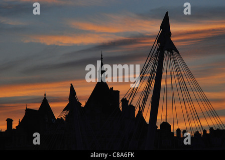 Londres coucher du soleil vu de la rive sud de la Tamise par Hungerford Bridge un soir d'été. Banque D'Images