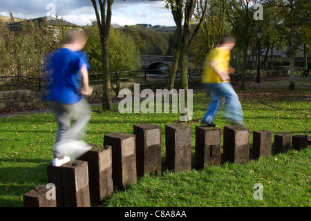 Jeux d'enfants deux   Children at Play Sculptures en bois sur l'Irwell Sculpture Trail Ramsbottom, East Lancashire, Royaume-Uni Banque D'Images