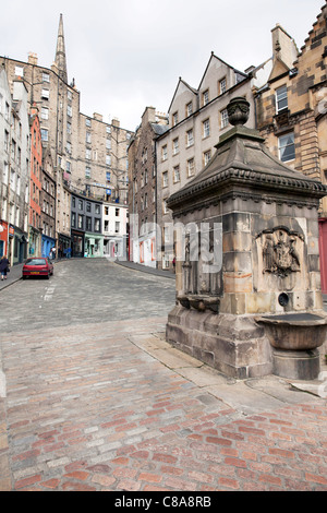 Edimbourg, Ecosse, situé dans la région d'Édimbourg Grassmarket rue sinueuse avec des boutiques haut de gamme sur route pavée Banque D'Images