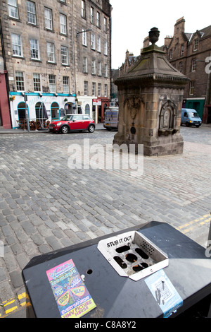 Edimbourg, Ecosse, situé dans le quartier du Grassmarket rue avec des boutiques haut de gamme sur route pavée détail de l'embout cigarette Banque D'Images