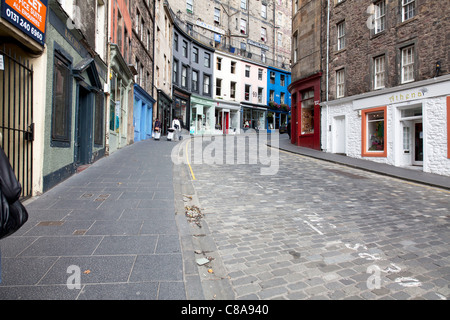 Edimbourg, Ecosse, situé dans la région d'Édimbourg Grassmarket rue sinueuse avec des boutiques haut de gamme sur route pavée Banque D'Images